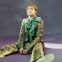 Depuis le début du confinement, Christine & The Queens donne rendez-vous à 18 heures, heure française, sur ses réseaux sociaux pour une performance, une conversation, une chanson ou un cours de danse