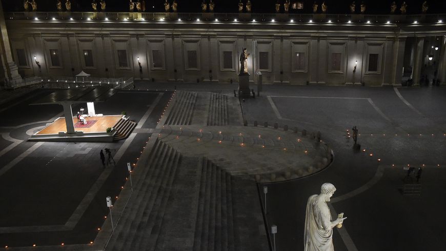 Le pape François préside la cérémonie du Chemin de croix sur une place Saint-Pierre vide, lors du Vendredi saint le 10 avril 2020