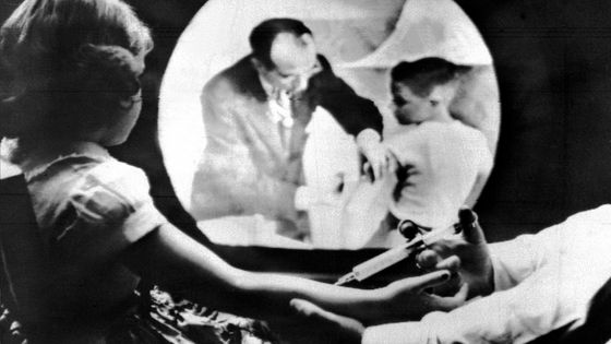 Une petite fille se fait vacciner contre la Poliomyélite, le 12 avril 1955 ©AFP - INTERCONTINENTALE