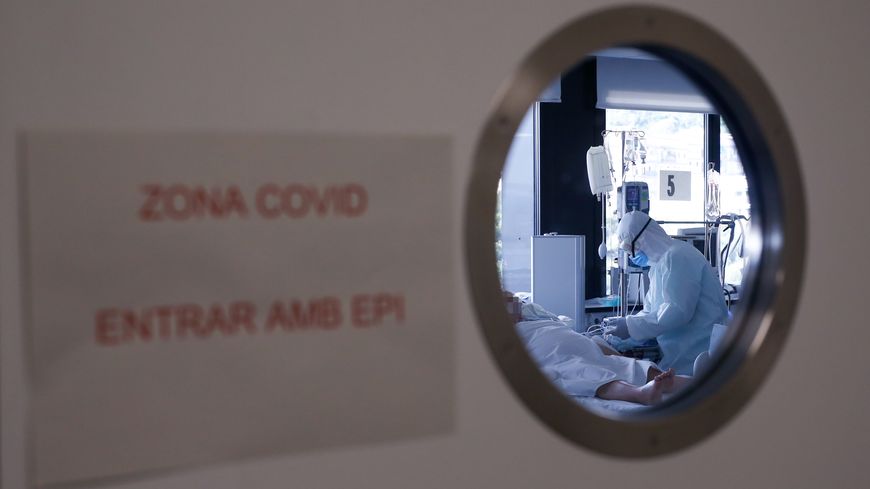 Un soignant dans une unité de soins intensifs à l'hôpital Vall d'Hebron à Barcelone (Espagne), le 6 avril 2020