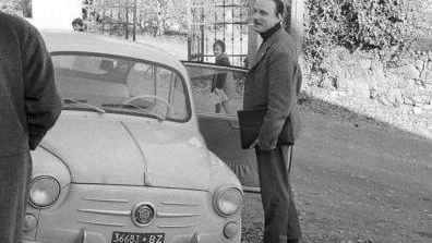 Arturo Benedetti Michelangeli près de sa Fiat 500 ©Getty - Sergio del Grande/Mondadori