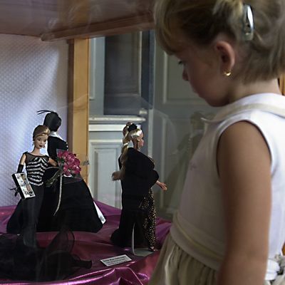 Petite fille et ses poupées