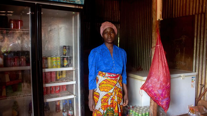 Ma Oura possède une des rares épicerie dotée de moyens réfrigérés, dans les environs de Kahani
