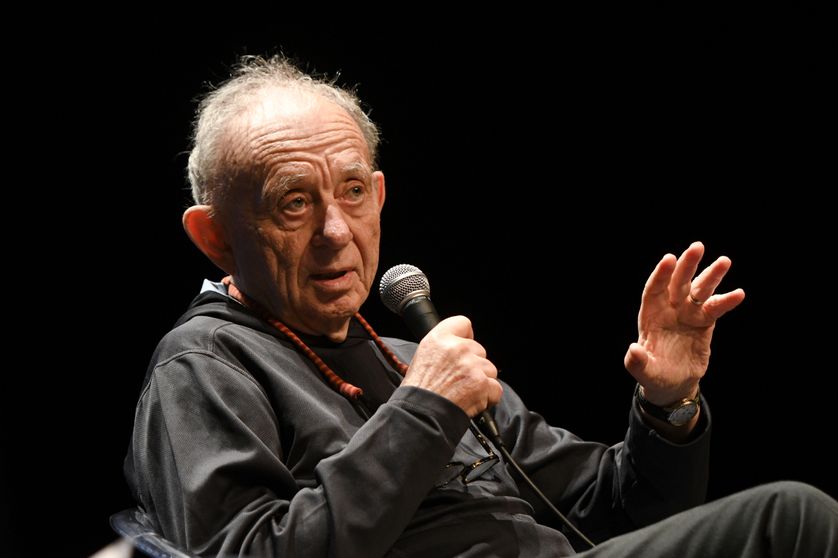 Le cinéaste Frederick Wiseman lors d'une conférence à la Rochelle, pour le Festival International du Film, en juillet 2016