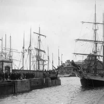St Malo, départ des terre-neuvas, bateau passant l'écluse, 22 mars 1927. Photo de presse/Agence Rol