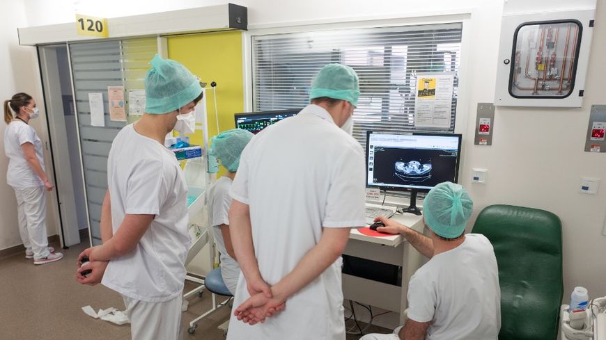Le Tocilizumab fait partie des médicaments expérimentés pour empêcher que les cas dégénèrent dans les formes les plus graves (photo d'illustration)