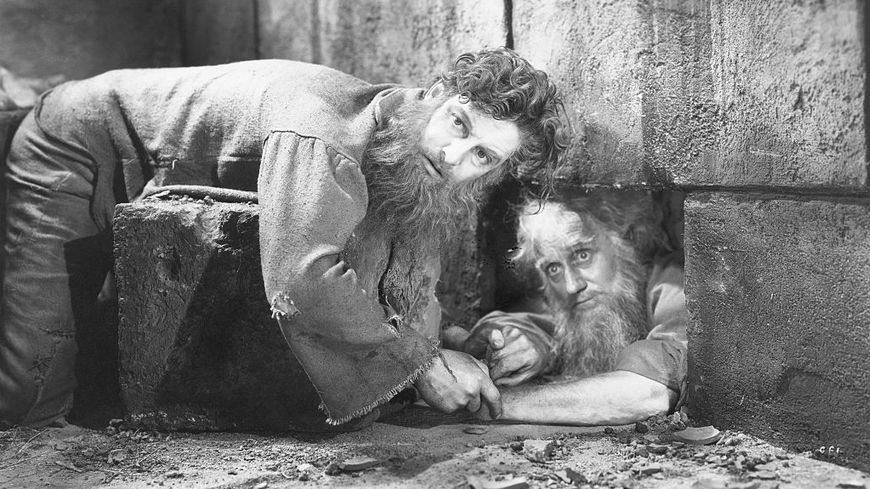 Edmond Dantès (Robert Donat) et l'Abbé Faria (O.P. Heggie) s'échappent de prison. Scène de l'adaptation cinématographique du Comte de Monte Cristo réalisée Rowland V. Lee en 1934 (la première non muette).