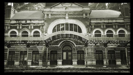 Façade de la gare de Canfranc (1928), frontalière des lignes de Pau à Canfranc (frontière française) et de Saragosse à Canfranc, située sur le territoire en communauté autonome d'Aragon. Avril 2019 ©Radio France - François Teste