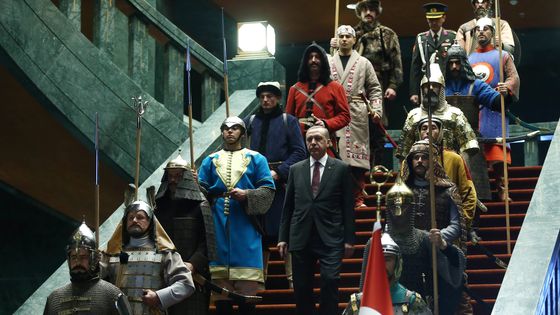 Le président turc Recep Tayyip Erdogan entouré des gardes de son palais présidentiel à Ankara portant des uni-formes de l'armée de l'empire ottoman, lors d’une cérémonie d'accueil pour le président palestinien Mahmoud Ab-bas en janvier 2015 ©AFP - Adem Altan