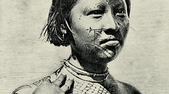 Une jeune fille de la tribu amérindienne Caduveo du Mato-Grosso, dont Lévi-Strauss étudie la symbolique des peintures corporelles