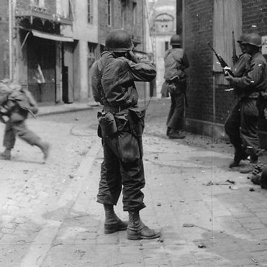 Un soldat américain tire sur un Allemand pendant la libération de Paramé, un quartier de Saint-Malo, en août 1944
