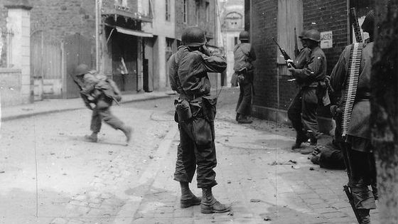 Un soldat américain tire sur un Allemand pendant la libération de Paramé, un quartier de Saint-Malo, en août 1944 ©Getty - Archives presse américaine