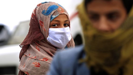 Une femme yéménite porte un masque dans une rue de la capitale, Sanaa, alors que la crainte du coronavirus est à l’origine du cessez-le-feu entré en vigueur jeudi à midi. ©AFP - Mohammed HUWAIS / AFP