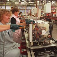 Photo prise le 15 septembre 1994 d'ouvrières de Moulinex sur une chaîne de montage de fours à micro-ondes à Cormelles-le-Royal.