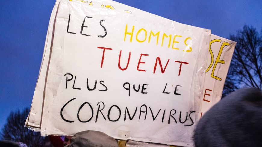 Pancarte brandie à Paris le 8 mars dernier, lors de la marche pour la journée internationale des droits des femmes.