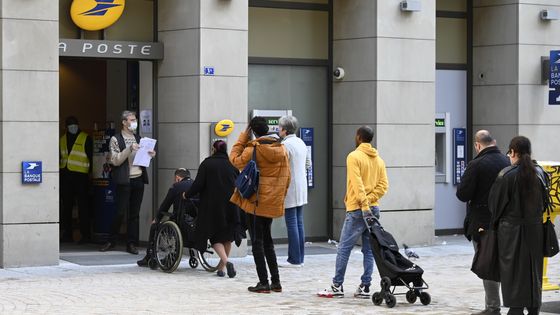 File d'attente devant un bureau de poste à Strasbourg le 17 mars 2020 ©AFP - Frederic Florin