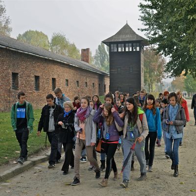 Un groupe de lycéens visitant en 2014 le camp d'extermination nazi d'Auschwitz-Birkenau en Pologne