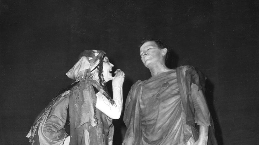 Maria Casarès et Jean-Louis Barrault répétant Les Paravents au théâtre de l'Odéon, 1966