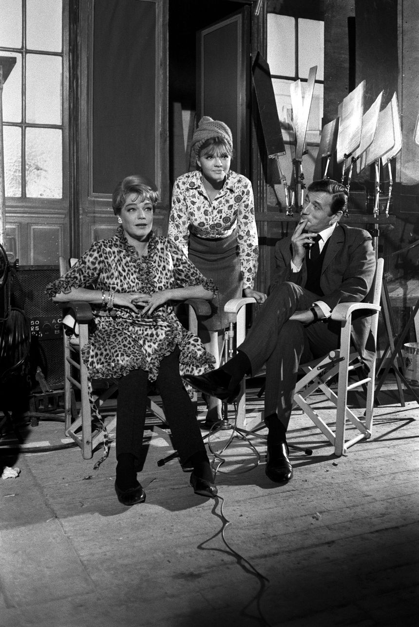 Simone Signoret, Catherine Allégret et Yves Montand, sur le tournage de Compartiment tueurs de Costa Gavras, 1965