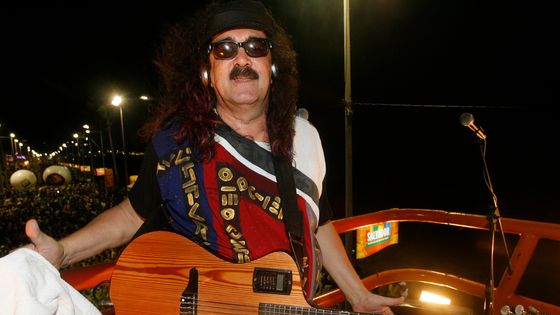 Le musicien et chanteur brésilien Moraes Moreira au Circuito Dodo lors du défilé du carnaval du Salvador le 13 février 2010 à Salvador, au Brésil. ©Getty - Lunae Parracho / LatinContent