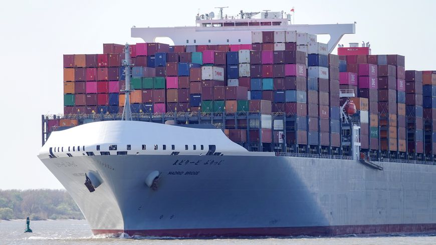Essentielles ou non, les marchandises continuent d’être débarquées (ici arrivée dans le Port de Hambourg le 19 avril), en revanche les équipages sont soumis à des règles très strictes, voire interdits de quitter le navire.