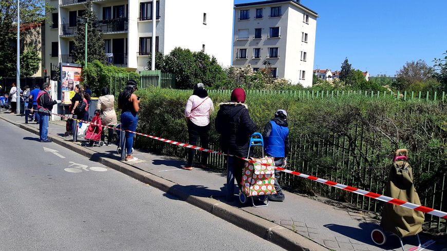 Les bénéficiaires attendent devant le centre des Restos du Coeur aux Lilas (93)