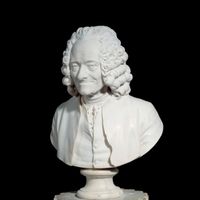 Buste en marbre de Francois Marie Arouet de Voltaire (1778) par Jean-Antoine Houdon.