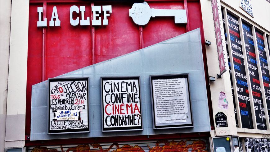 Chaque vendredi soir, un film est projeté au-dessus du cinéma associatif La Clef, dans le 5ème arrondissement de Paris.