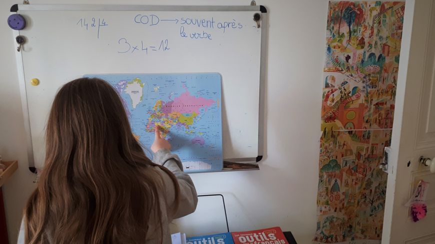 L'école à la maison pendant le confinement engendre de nouvelles habitudes mais aussi des doutes pour les parents
