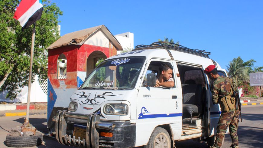 Un membre du Conseil de transition du sud (STC) occupe un poste de contrôle dans la ville d'Aden (Sud Yemen) le 27 avril 2020.