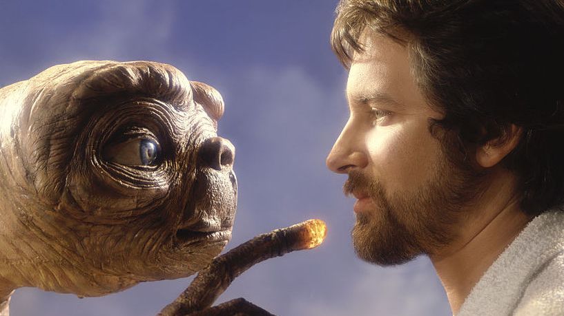 Pourquoi le cinéma de Steven Spielberg est-il si exceptionnel ? Ici une photo de Steven Spielberg et E.T (1982)