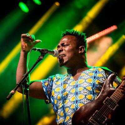 Le groupe de musique ghanéen Santrofi pendant le festival de musique danois Roskilde Festival 2019