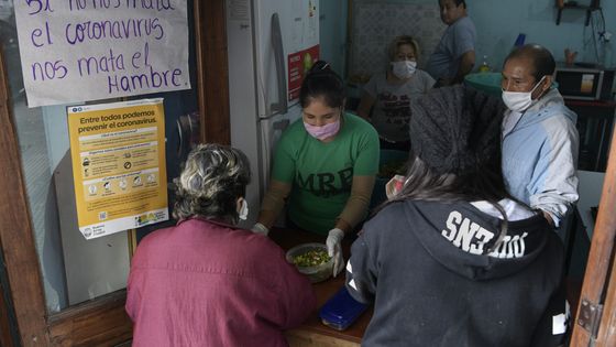 Distribution de nourriture à Buenos Aires en Argentine, le 21 avril. Il est écrit sur l'écriteau : "Si le coronavirus ne nous tue pas, la faim nous tuera" ©AFP - JUAN MABROMATA
