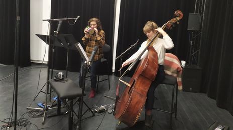 Jennifer Tani chante dans la boîte à tonnerre