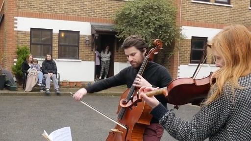 Romain Malan et sa femme Eleanor jouant pour leurs voisins à Londres