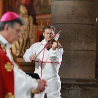 Le violoniste Renaud Capuçon vêtu d'une blouse blanche lors de la messe de Pâques célébrée à Notre-Dame de Paris ce vendredi 10 avril.