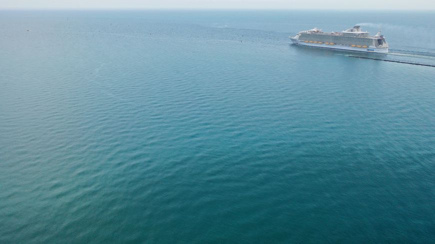 Le bateau de croisière Symphony of the Seas, de la compagnie Royal Caribbean, reprend le large, le 27 mai 2020, depuis Miami Beach (Floride, États-Unis).