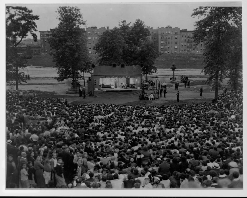 Une représentation du Federal Theatre Project dans un parc de la ville de New York ; vers 1935-1936.