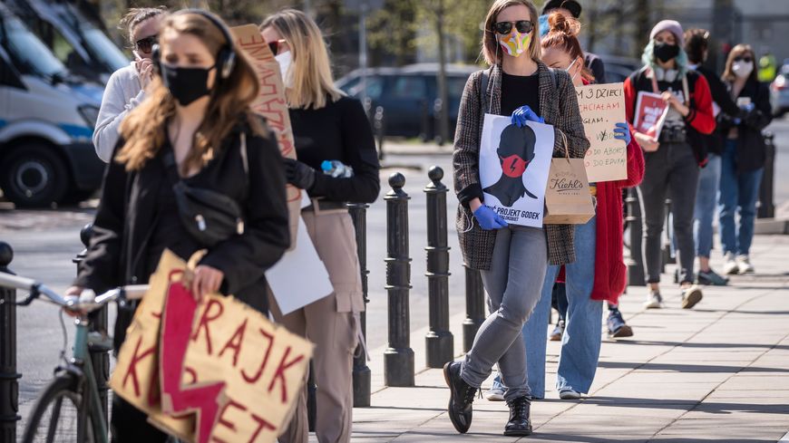 Une manifestation devant le parlement polonais le 14 avril, avec masques et distanciation.
