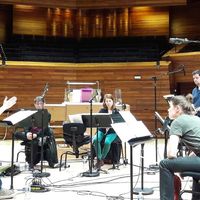 Alphonse Cemin dirige les musiciens de 2e2m et l'organisme Hyun-Hwa Cho