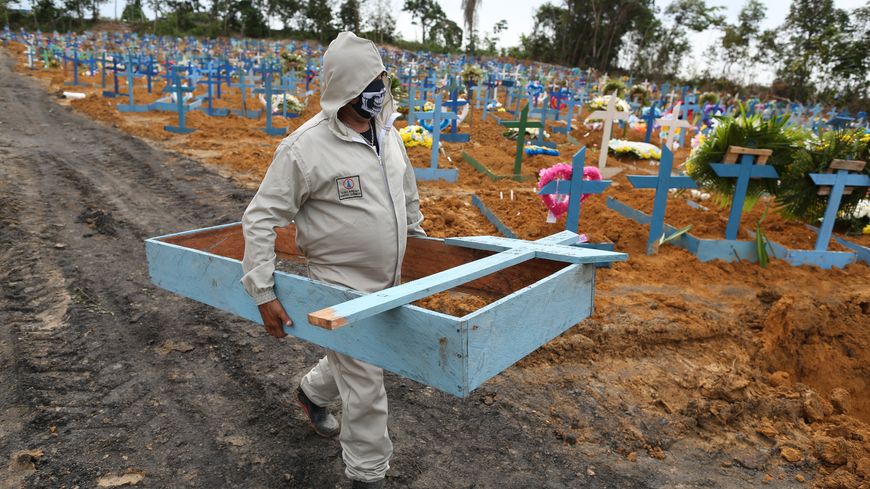 Cimetière de Manaus pris en photo le 8 mai 2020.
