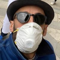 L'artiste JR devant le Refettorio, église de la Madeleine à Paris, avril 2020