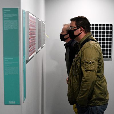 Deux visiteurs masqués dans un musée parisien le 13 mai 2020. Selon deux études menées par l'ICOM (Conseil international des musées) et l'Unesco, 13% des musées dans le monde pourraient ne jamais rouvrir.