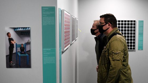 Deux visiteurs masqués dans un musée parisien le 13 mai 2020. Selon deux études menées par l'ICOM (Conseil international des musées) et l'Unesco, 13% des musées dans le monde pourraient ne jamais rouvrir. ©AFP - Franck Fife
