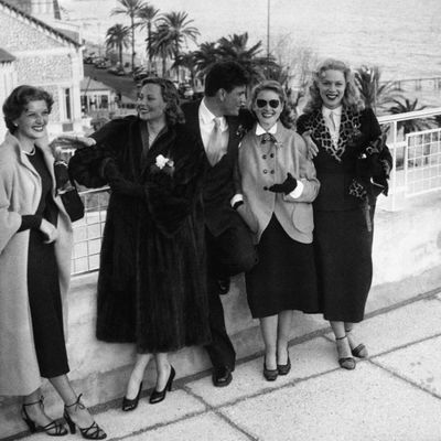 Michèle Philippe, Michèle Morgan, Henri Vidal, Blanchette Brunoy et Dora Doll au festival international du film à Cannes, France.