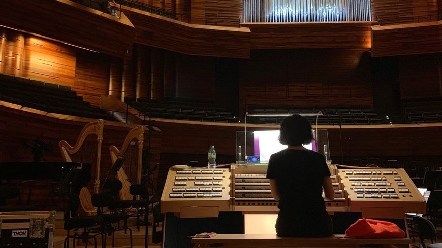 Hyun-Hwa Cho de dos à l'orgue de l'auditorium de Radio France