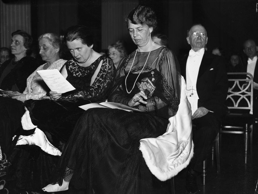 Lorena Hickok (gauche) et Eleanor Roosevelt (droite) lors d’un concert.