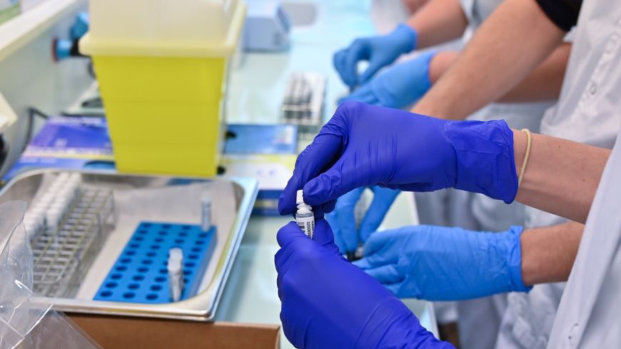 Préparation de tests nasaux destinés à la détection par PCR, le 21 avril 2020, à l'hôpital de la Croix-Rousse (Lyon, Rhône).