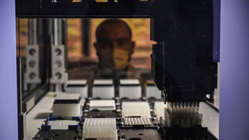Machine MGISP-960, livrée à l'hôpital de la Croix-Rousse (Lyon), ici le 21 avril 2020.