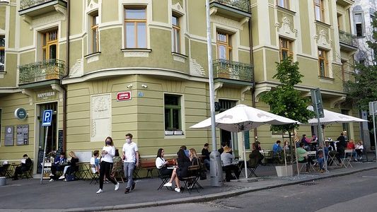 Une rue de Prgue à l'heure du déconfinement
